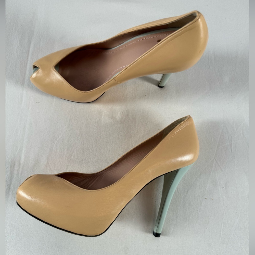 Stuart Weitzman Leather Peep Toe Stiletto Heel Pump in Tan and Blue Size 8.5